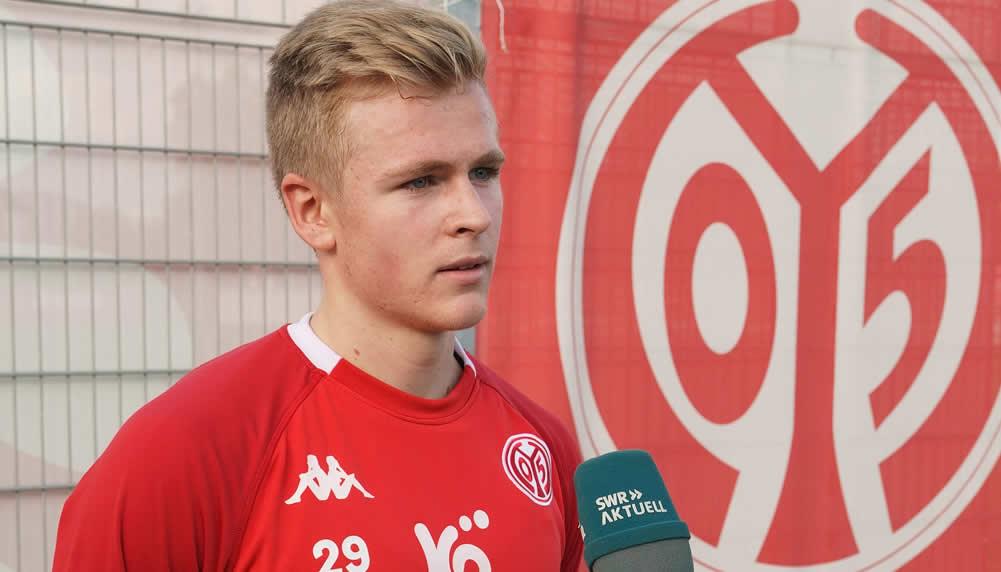 Mainz-Stürmer Jonathan Burkardt hat sich am Knie operieren lassen
