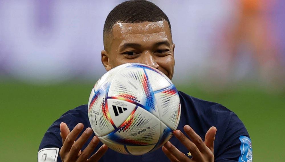 Für die Halbfinals: Der Spielball wird ausgetauscht