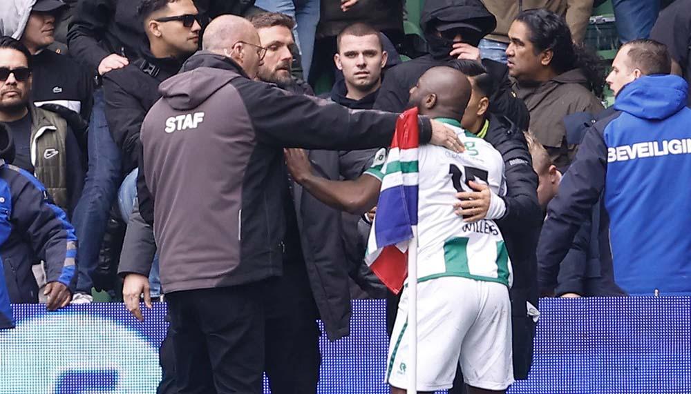 Eklat in der Eredivisie: Fan drischt auf eigenen Spieler ein