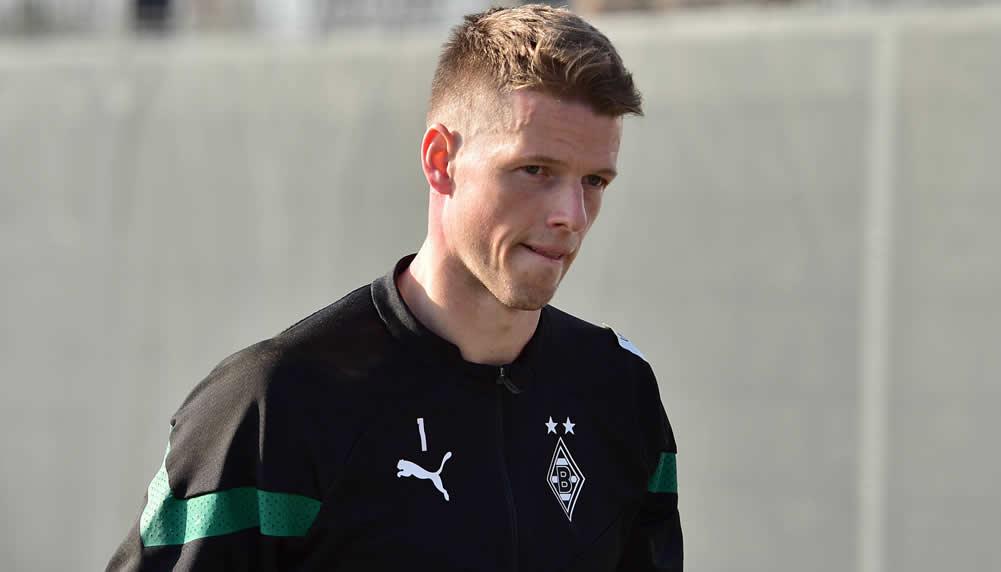 Jonas Omlin attackiert Teamkollege Marcus Thuram im Training