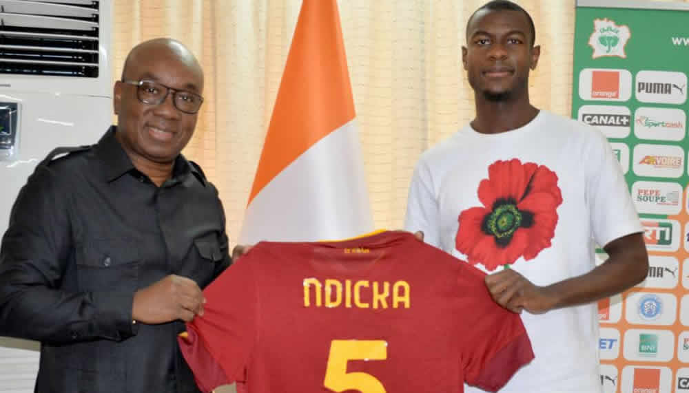 Evan Ndicka posiert bereits mit dem Roma-Trikot