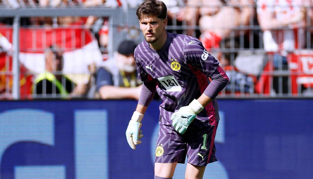 Gregor Kobel wird für seine Leistungen in der Bundesliga geehrt