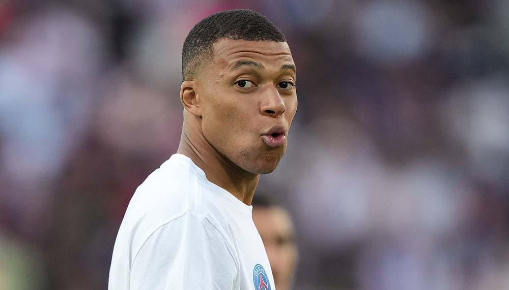 Kylian Mbappé wird in Kamerun zu seiner Zukunft befragt