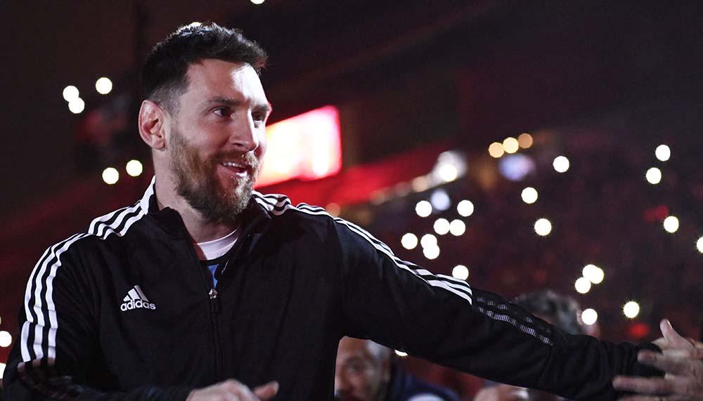 Mit Feuerwerk und Pyro: Heldenempfang für Messi