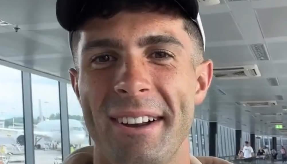 Christian Pulisic grüsst die Milan-Fans bei der Ankunft am Flughafen