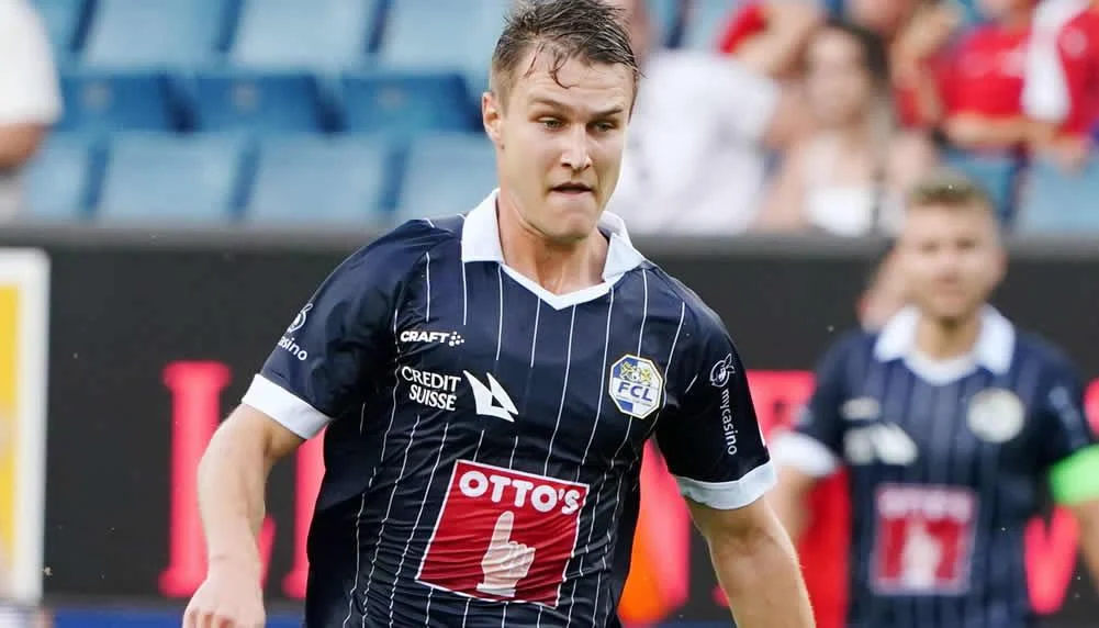Luzern-Verteidiger Marco Burch spricht mit Legia Warschau