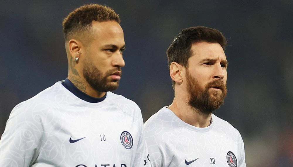 PSG-Ultras präsentieren Banner gegen Lionel Messi und Neymar