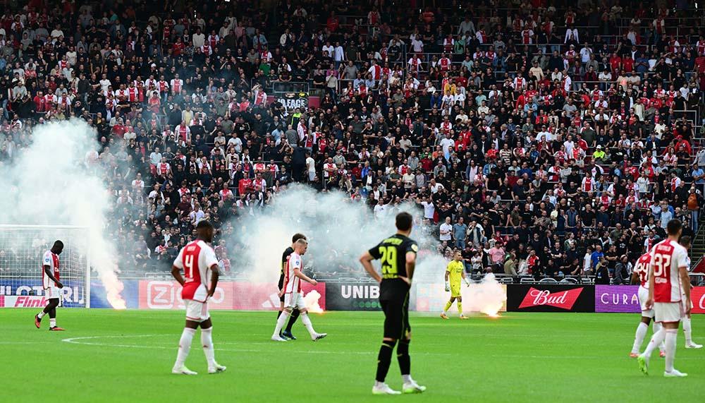 Ajax-Fans sorgen im Derby gegen Feyenoord für Spielabbruch