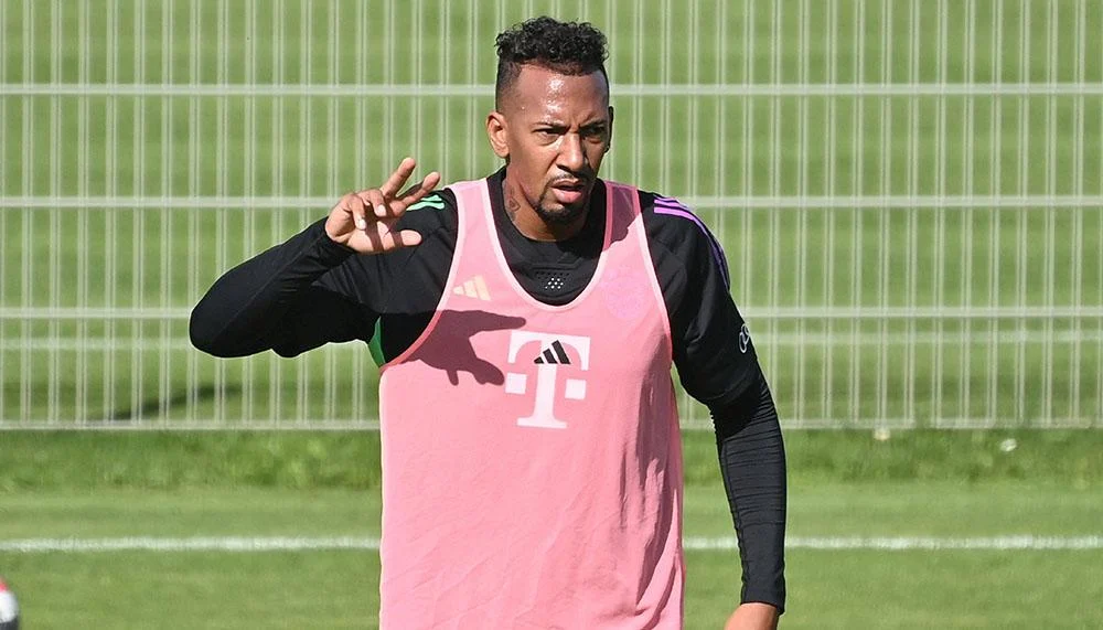 Der FC Bayern lässt Jérôme Boateng weiter mittrainieren