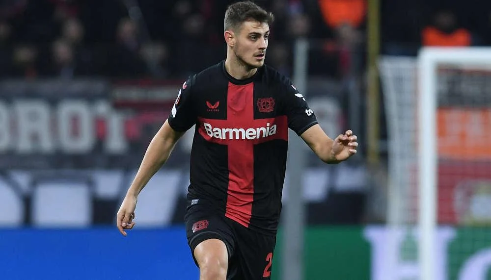 Josip Stanisic lässt seine Zukunft beim FC Bayern offen