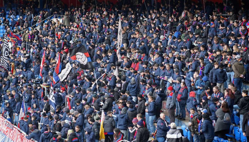 Basler Muttenzerkurve nach Angriff auf FCZ-Fans gesperrt