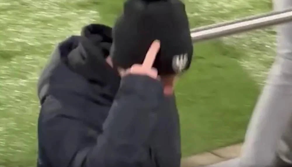 Alex Frei zeigt den Fans nach Aargauer Derby den Mittelfinger