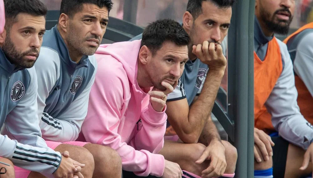 Messi sitzt 90 Minuten auf der Bank – Fans & Regierung toben