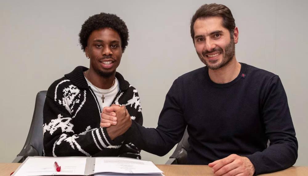 Der FC Bayern verlängert mit Sturmtalent Michael Scott