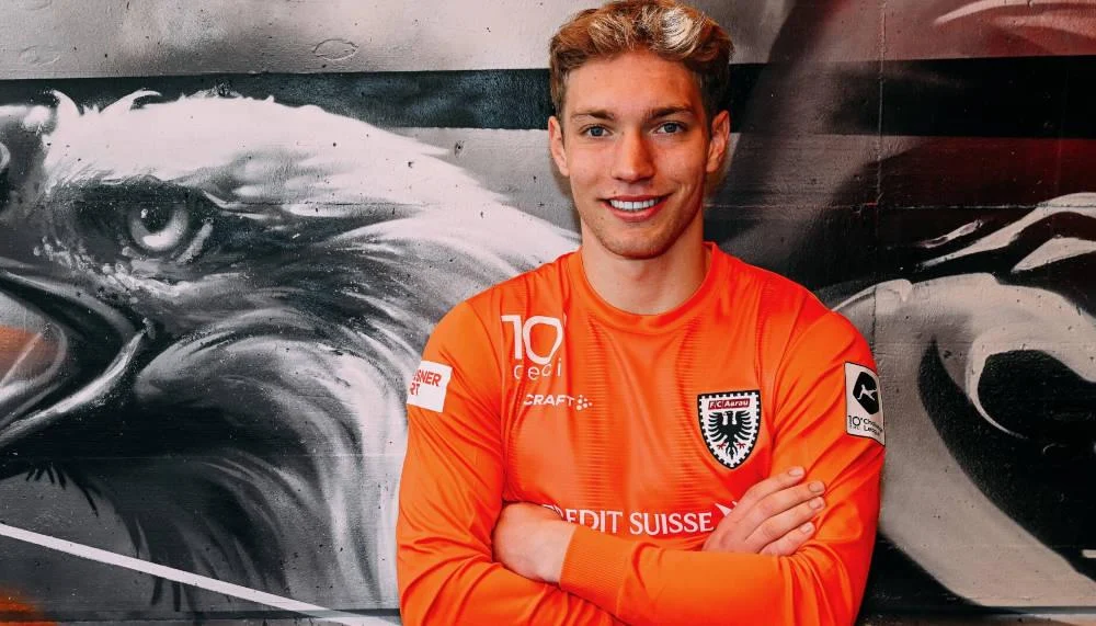 De FC Aarau verlängert mit seinem Stammgoalie