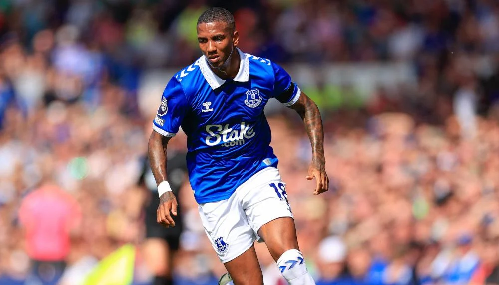 Ashley Young verlängert ein weiteres Jahr beim FC Everton