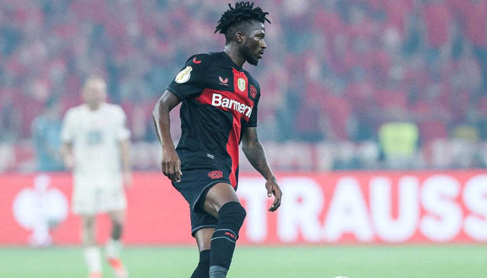 Leverkusen-Verteidiger Edmond Tapsoba spricht mit PSG