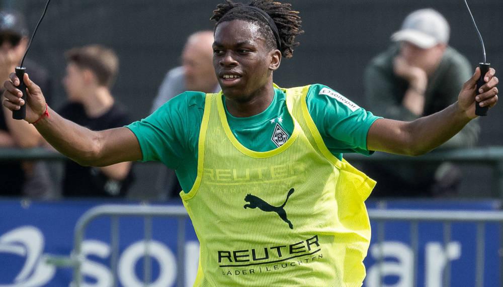 Schweizer Supertalent Boteli erhält in Gladbach Kompliment von Weigl