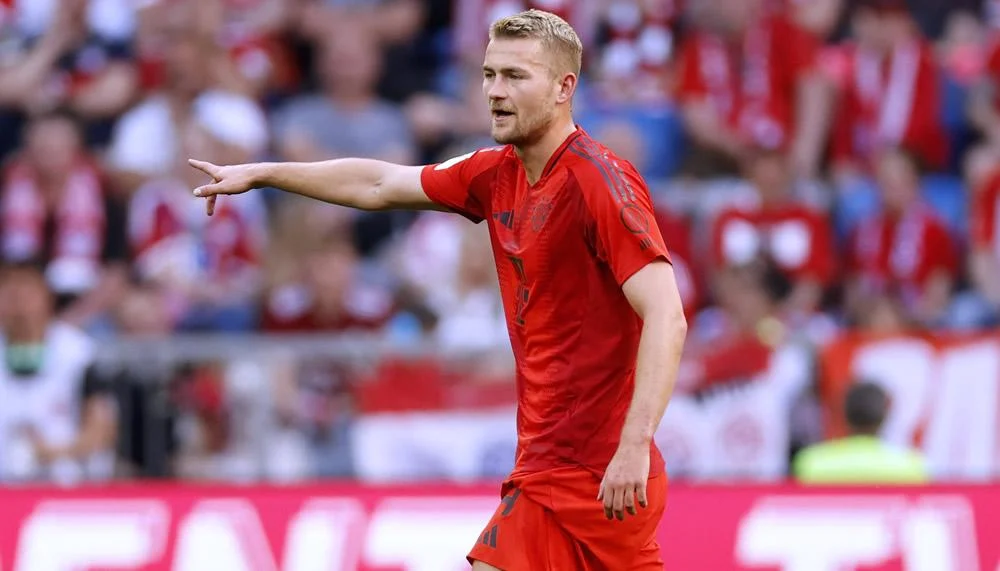 Erik ten Hag wird zu Bayern-Star Matthijs de Ligt befragt