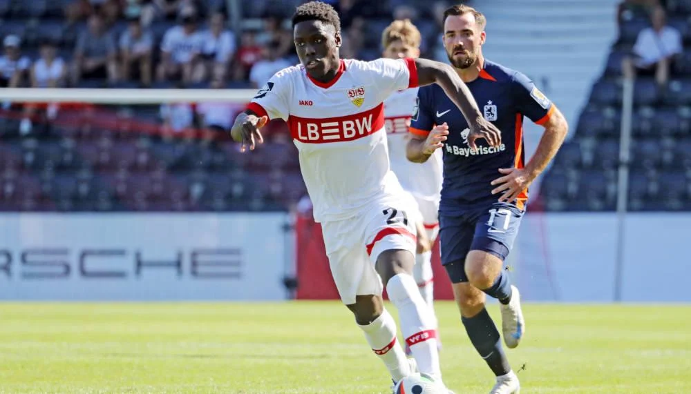 Stuttgart-Profi Moussa Cissé beim FC Basel im Gespräch