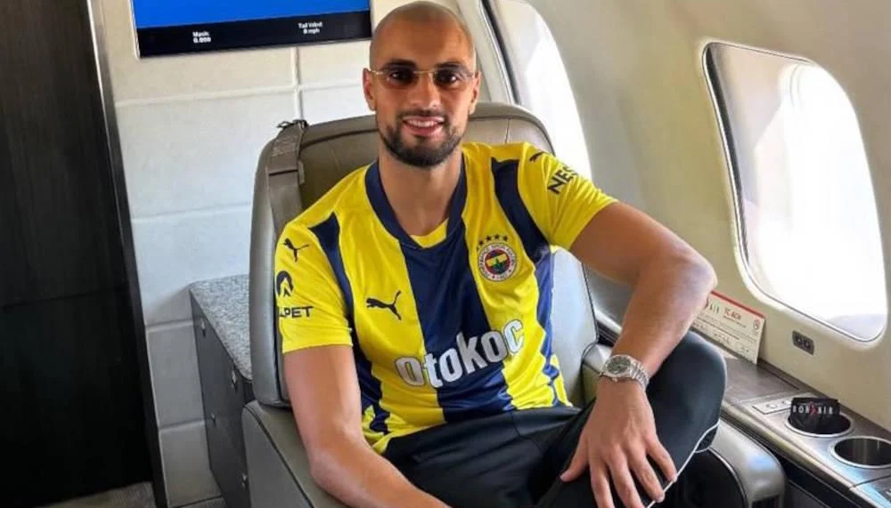 Sofyan Amrabat posiert bereits im Fenerbahçe-Trikot