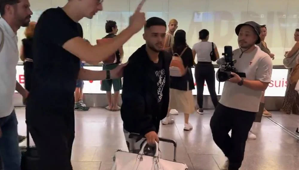 BVB-Neuzugang Yan Couto wandelt durch den Flughafen Zürich