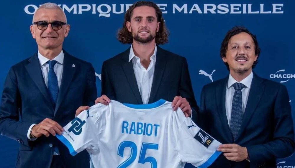Adrien Rabiot präsentiert sich bei Olympique Marseille mit Trikot