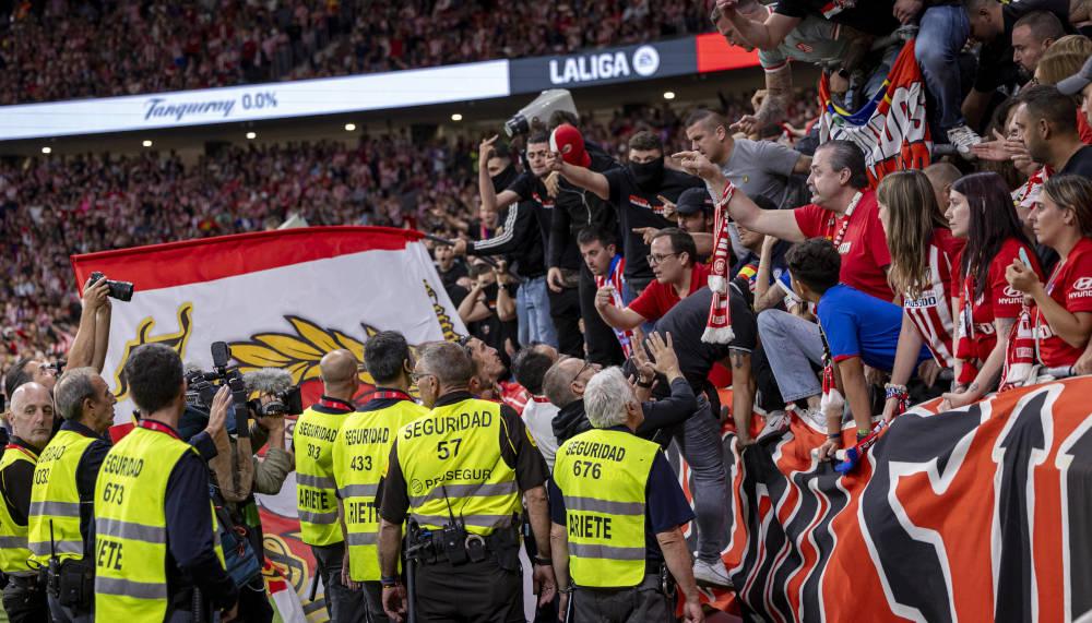 Courtois provoziert: Atlético-Fans sorgen für Spielunterbruch