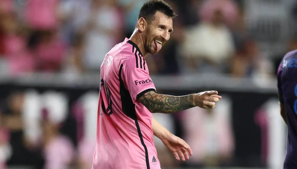 Lionel Messi hilft Flitzer und posiert für ein Blitz-Selfie