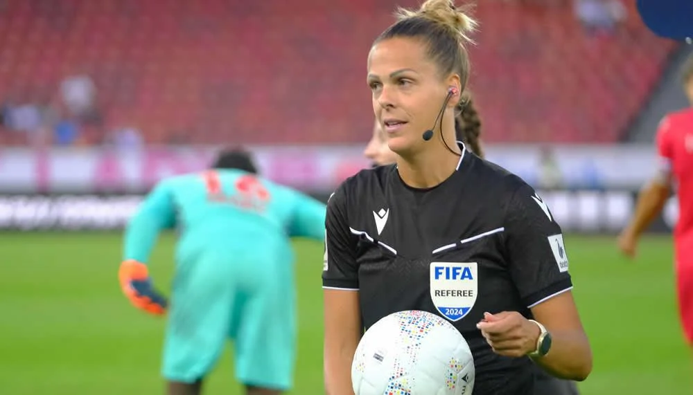 Premiere in der Super League: Komplettes Frauenteam leitet Partie