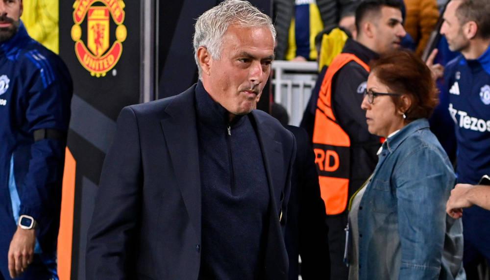 José Mourinho wird im Training von eigenem Spieler umgemäht