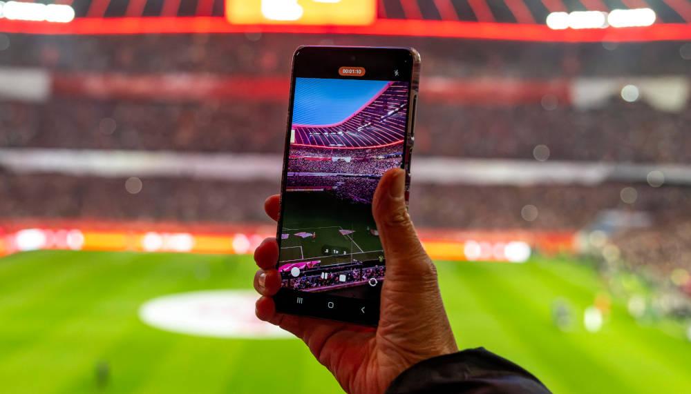 Vom Stadion aufs Smartphone: Die wachsende Rolle von Mobilgeräten im Fussballalltag