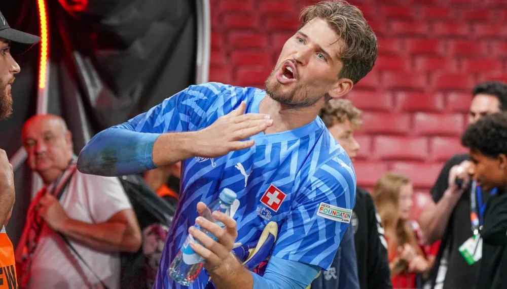 Einsatzgarantie: Gregor Kobel kann gegen Serbien spielen