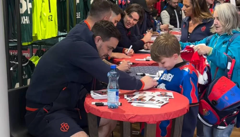Nicht alle Wünsche erfüllt – riesiger Andrang auf FCB-Autogrammstunde
