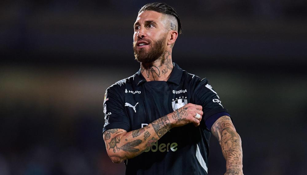 Sergio Ramos schlägt und tritt Gegenspieler um und fliegt vom Platz