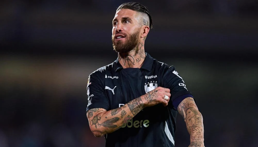 Sergio Ramos schlägt und tritt Gegenspieler um und fliegt vom Platz