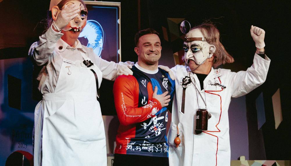 Xherdan Shaqiri präsentiert das Fasnachtsshirt des FC Basel