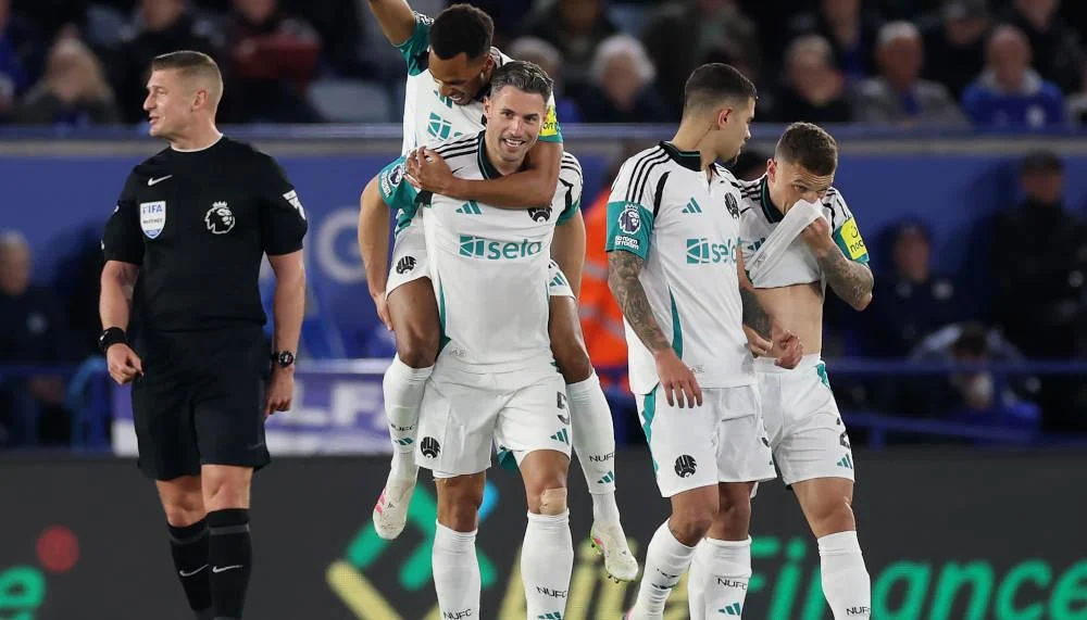 Fabian Schär schiesst beinahe ein Tor aus der eigenen Hälfte