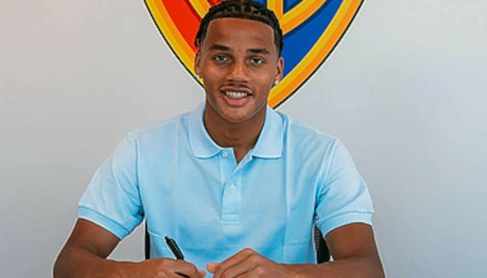 Der österreichische Meister umgarnt das Basler Talent Axel Kayombo