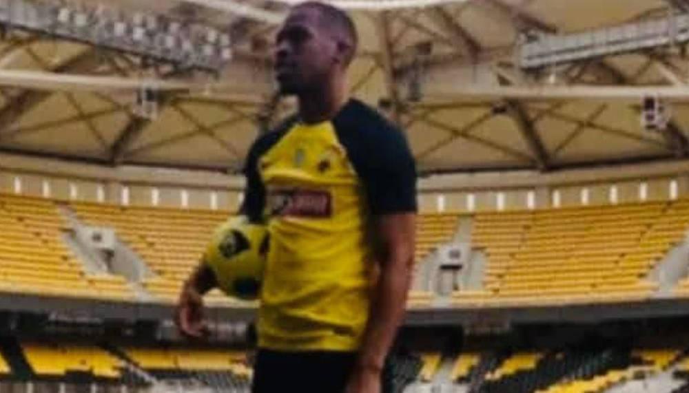 Nati-Stürmer Kutesa posiert bereits im Trikot seines künftigen Klubs