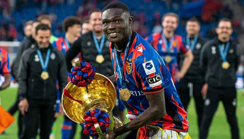 Conference League-Finalist jagt FCB-Verteidiger Jonas Adjetey