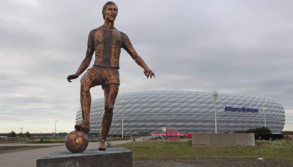 Der FC Bayern enthüllt die Statue von Franz Beckenbauer