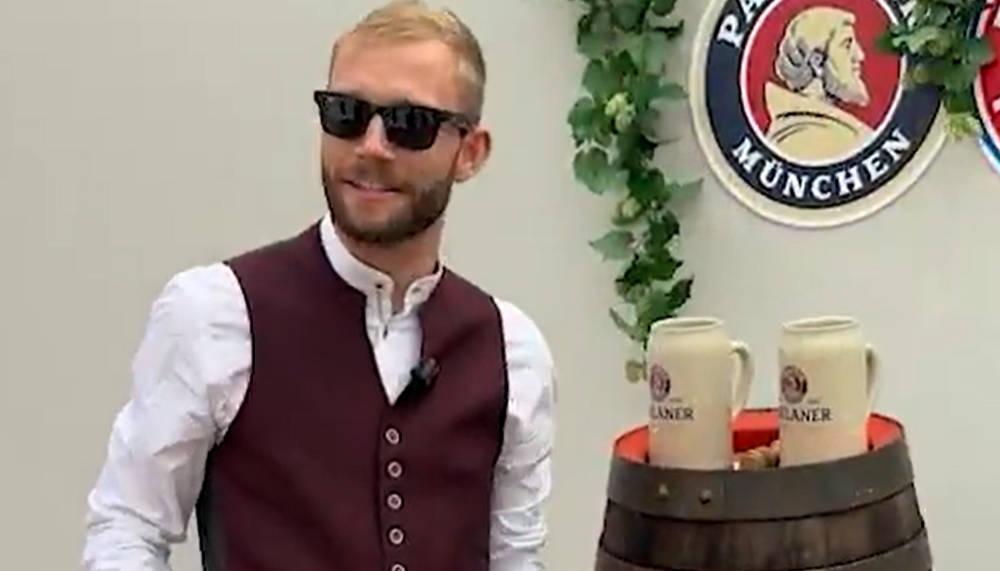 Konrad Laimer gibt Teamkollegen Lehrstunde beim Bierfass-Anzapfen
