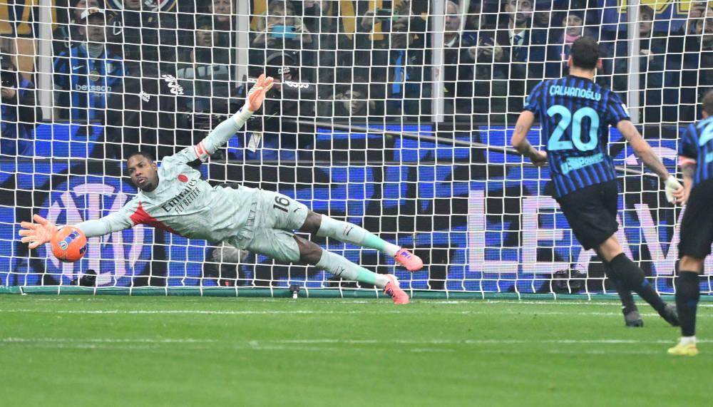 Milan-Goalie Mike Maignan trickst Calhanoglu zu Penalty-Fehlschuss