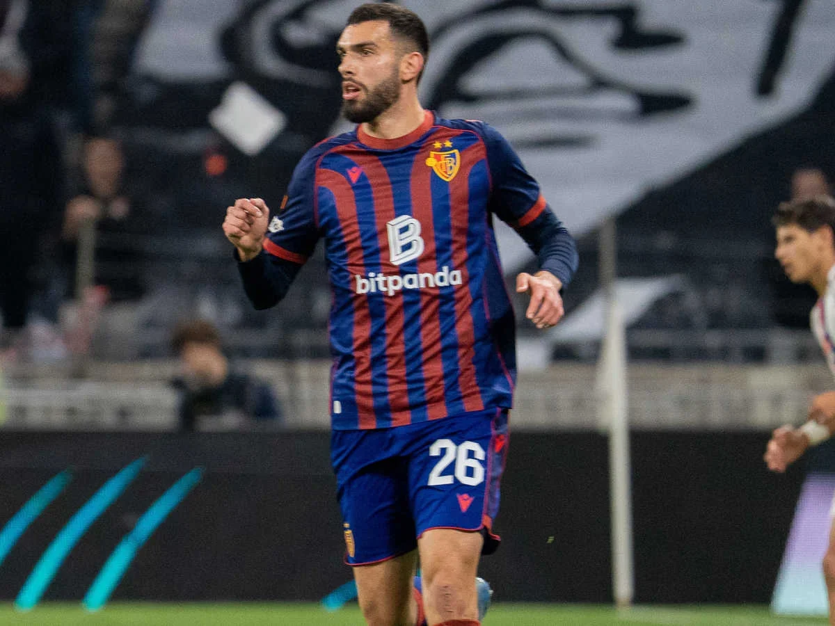 Verteidiger Adrian Leon Barisic verabschiedet sich bereits von den FCB-Fans