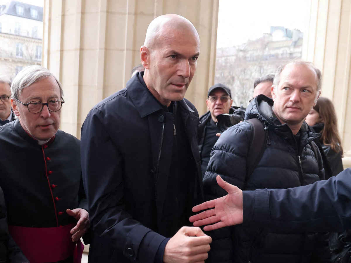 Zinédine Zidane hat seinen Vertrag unterzeichnet