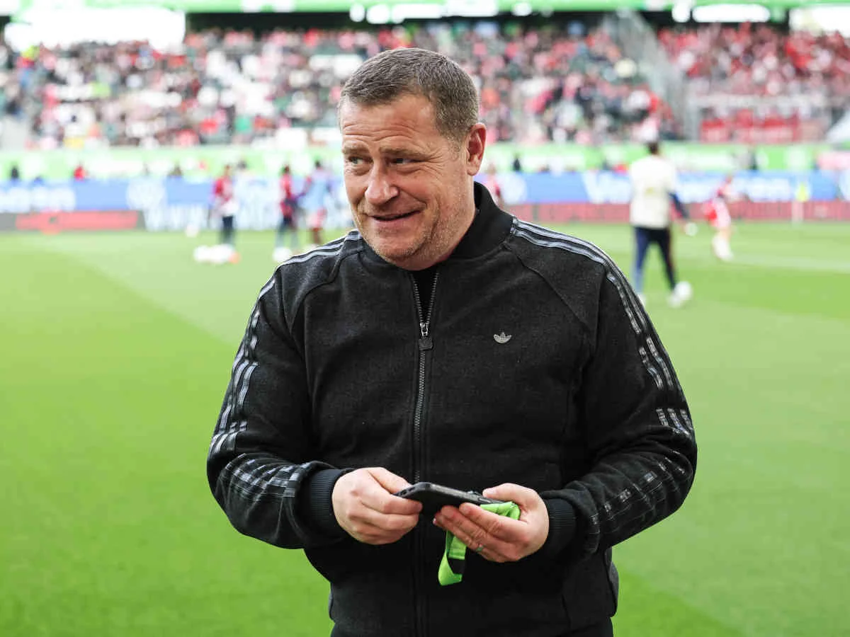 Bayens Sportvorstand Max Eberl lacht über das Saudi-Gerücht