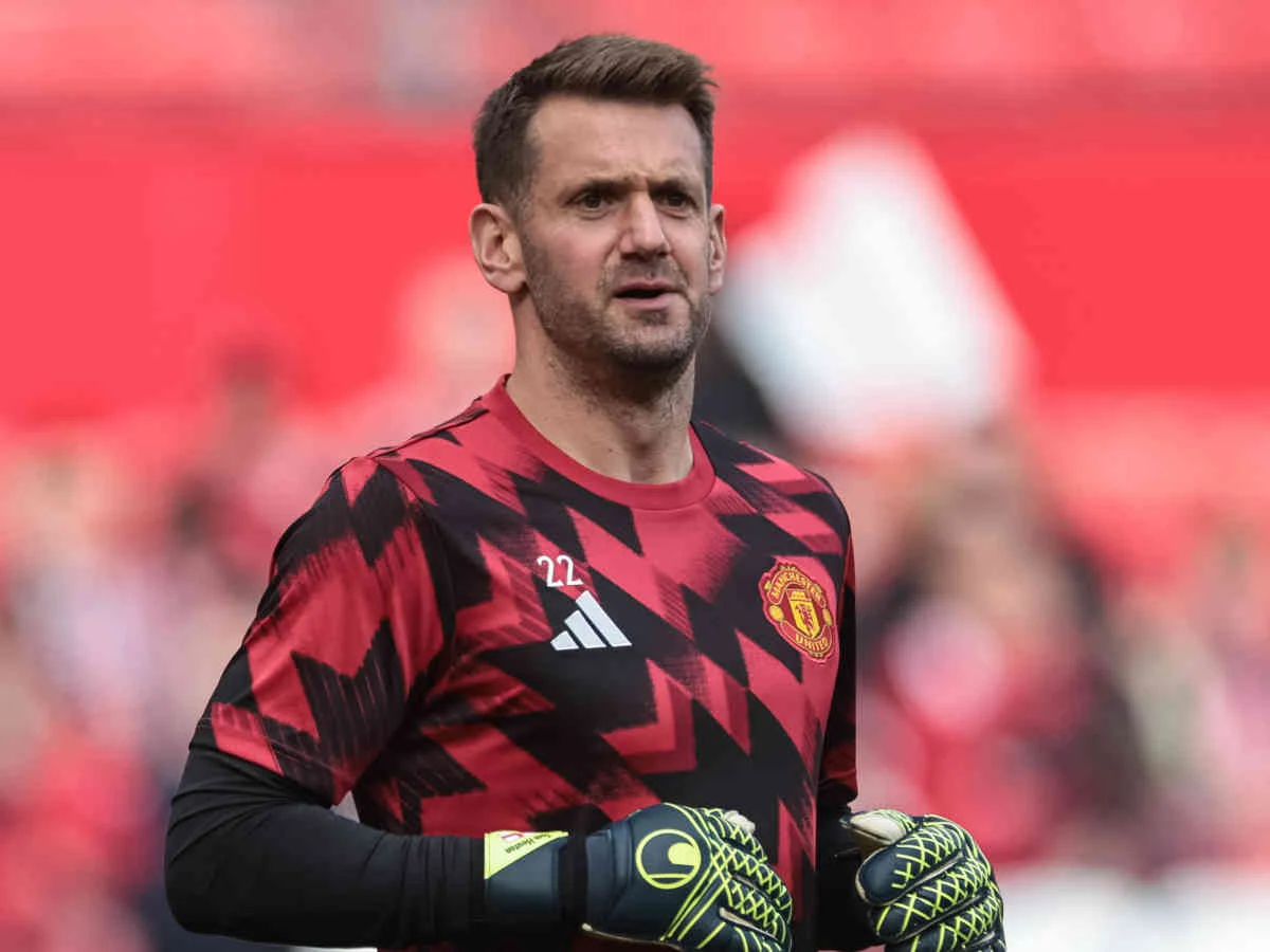 Der 40-jährige Tom Heaton hängt in Manchester ein weiteres Jahr an