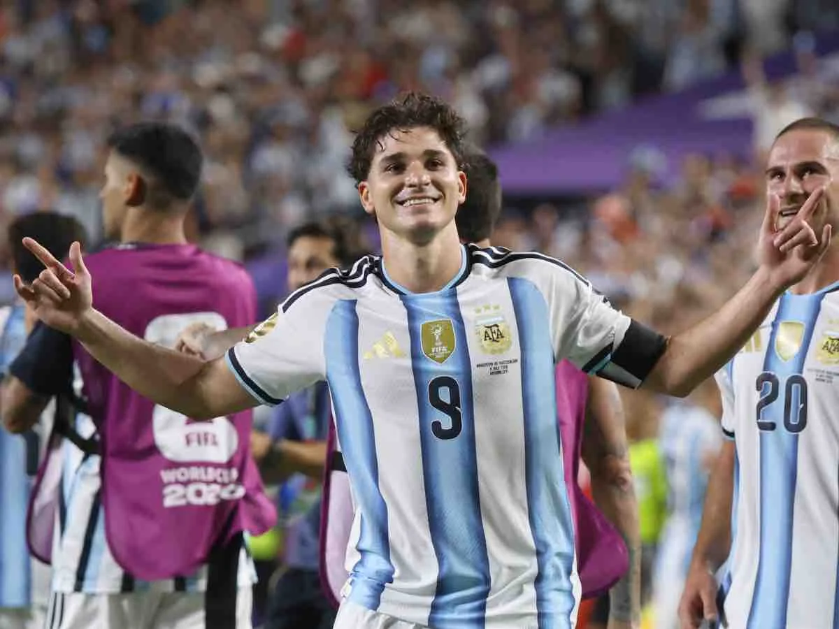 Álvarez schiesst Argentinien ins Halbfinale