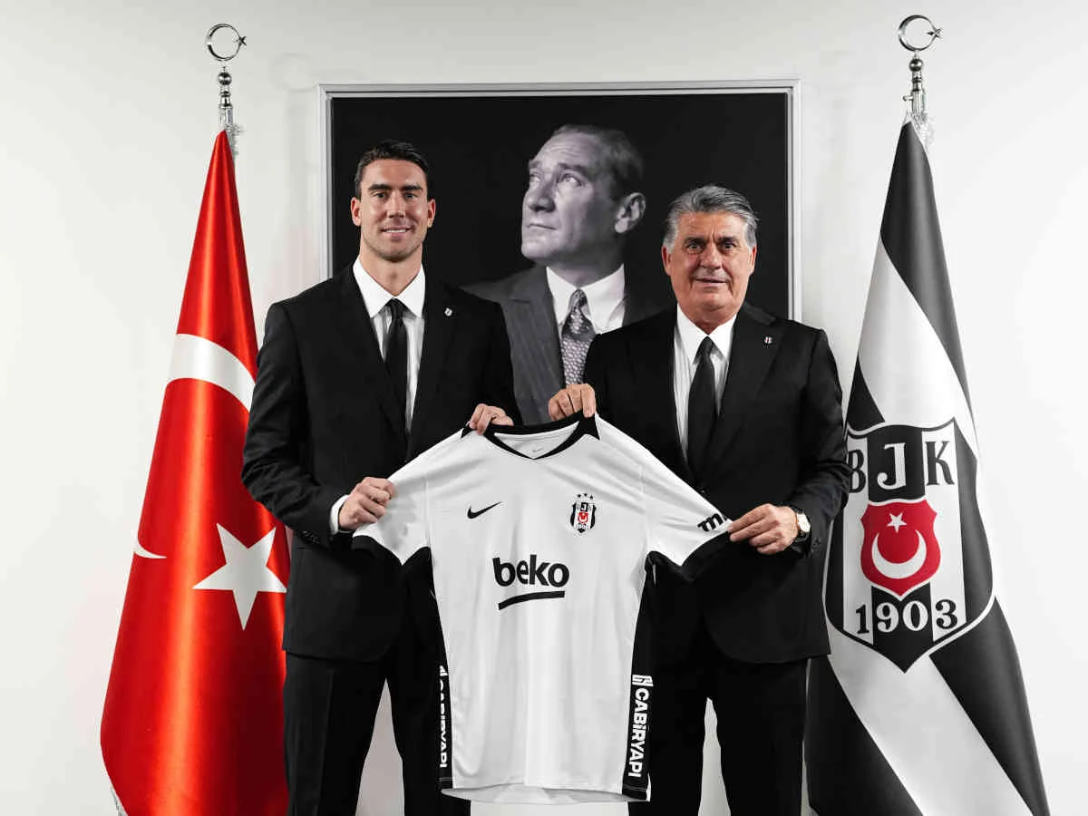 Dusan Vlahovic präsentiert sich mit dem Besiktas-Trikot